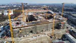 Luftaufnahme einer Großbaustelle mit mehreren Kränen – effiziente Baulogistik