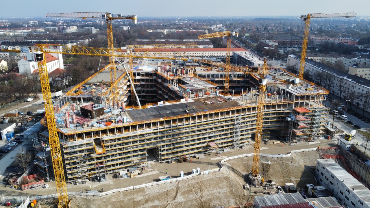 Luftaufnahme einer Großbaustelle mit mehreren Kränen – effiziente Baulogistik