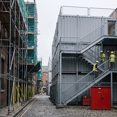 Baustelleneinrichtung mit mehrgeschossiger Containeranlage auf innerstädtischer Baustelle
