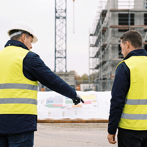 Baustellenlogistik in der Praxis – Bauleiter besprechen Baustellenplan vor dem Rohbau