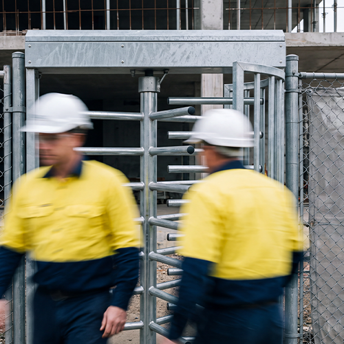 Zutrittskontrolle auf der Baustelle – Drehkreuz am Bauzaun regelt den Zugang