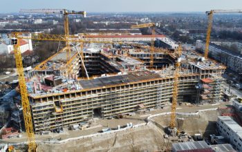 Luftaufnahme einer Großbaustelle mit mehreren Kränen – effiziente Baulogistik