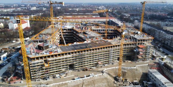 Luftaufnahme einer Großbaustelle mit mehreren Kränen – effiziente Baulogistik